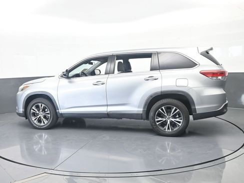 Used 2019 Toyota Highlander LE FWD image 3