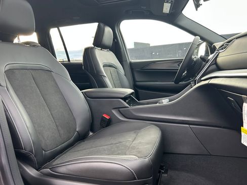 New 2025 Jeep Grand Cherokee Altitude image 27