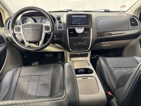 Used 2015 Chrysler Town & Country Touring-L w/ Driver Convenience Group FWD image 25
