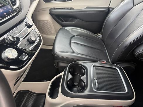 Certified 2023 Chrysler Pacifica Touring-L image 31