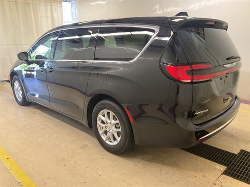 Used 2024 Chrysler Pacifica Touring-L image 4
