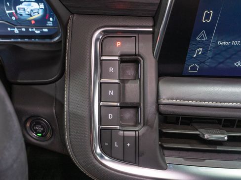 Used 2024 GMC Yukon SLT w/ SLT Luxury Package AWD/4WD image 23