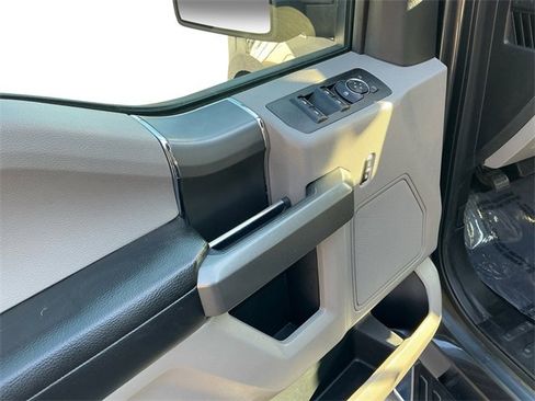 Used 2017 Ford F150 XLT w/ Equipment Group 302A Luxury image 11