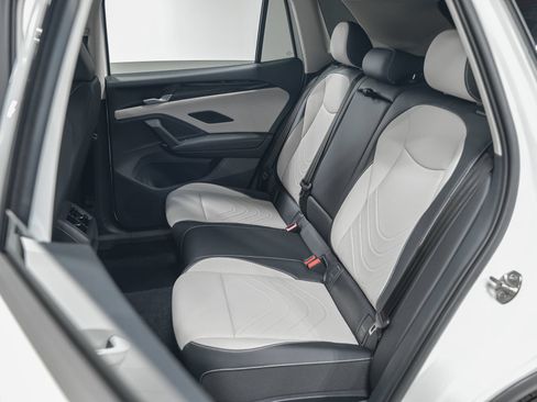 Used 2025 Volkswagen Tiguan SE AWD/4WD image 27
