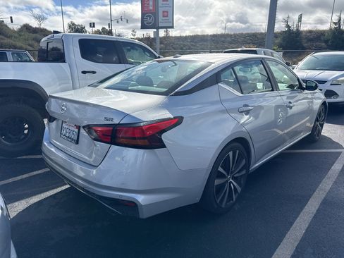 Used 2022 Nissan Altima 2.5 SR image 2