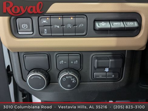 Used 2021 Chevrolet Suburban Premier w/ Premium Package RWD image 23
