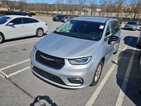 Used 2024 Chrysler Pacifica Touring-L image 39
