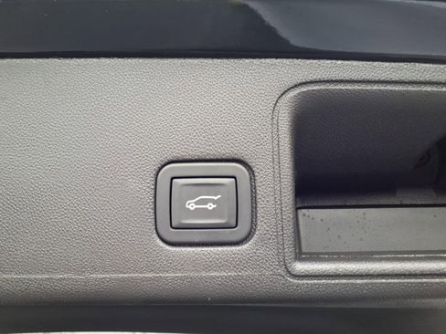 Used 2024 GMC Terrain SLT w/ Infotainment Package II AWD/4WD image 18