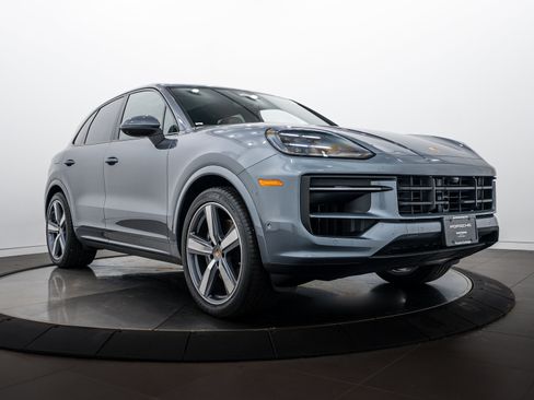 Certified 2026 Porsche Cayenne AWD/4WD image 9