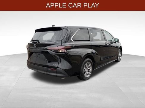 Used 2025 Toyota Sienna LE FWD image 7