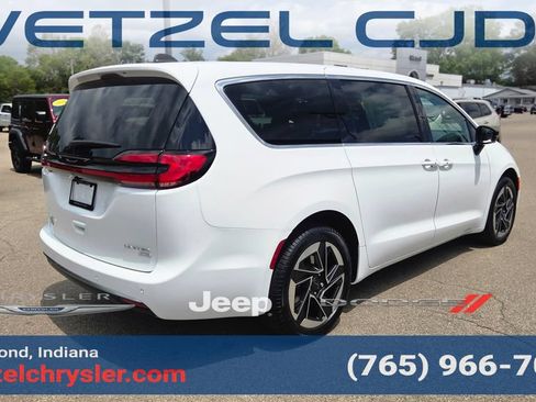 New 2027 Chrysler Pacifica Limited AWD/4WD image 7