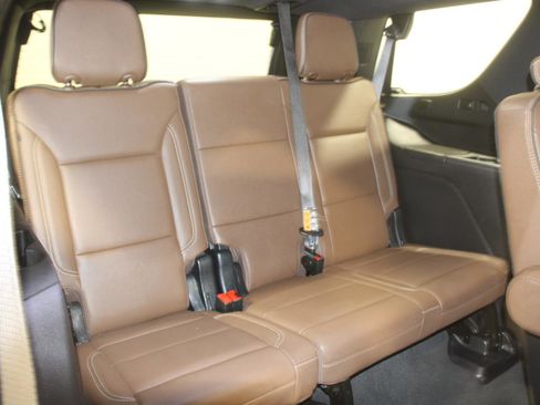 Used 2025 Chevrolet Tahoe High Country AWD/4WD image 12