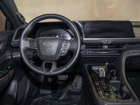 Used 2024 Toyota Crown Limited image 6