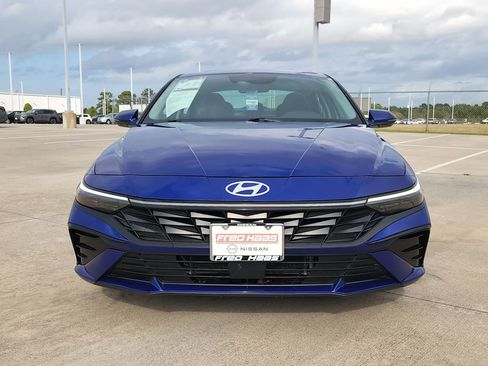 Used 2025 Hyundai Elantra Limited image 9