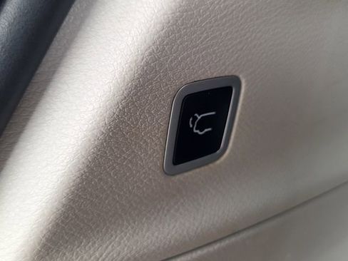Used 2023 Chrysler Pacifica Touring-L FWD image 5