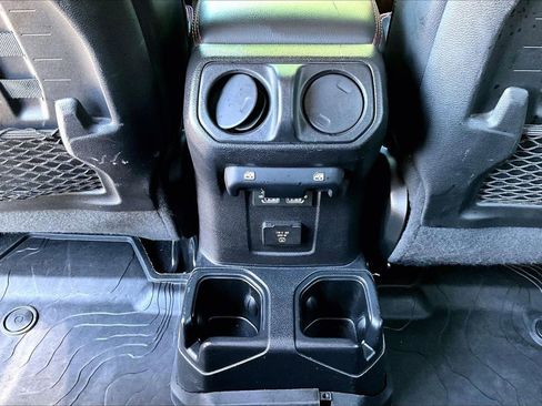 Used 2021 Jeep Gladiator Rubicon AWD/4WD image 16