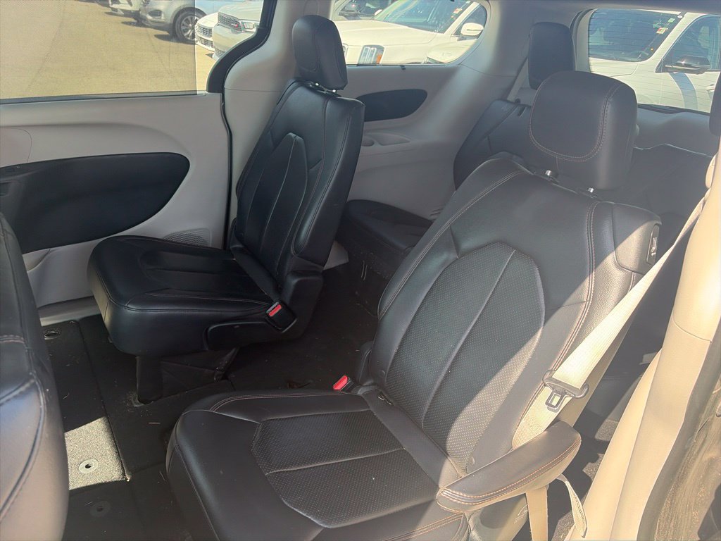 Used 2018 Chrysler Pacifica Touring-L FWD image 11