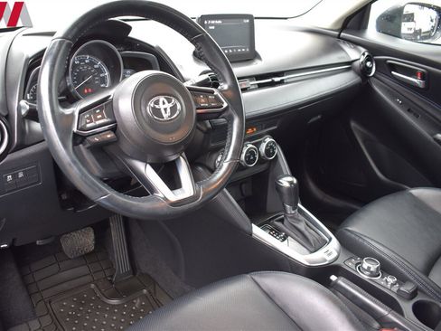Used 2019 Toyota Yaris XLE image 3