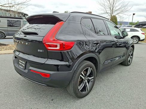 Used 2024 Volvo XC40 B5 Core image 10