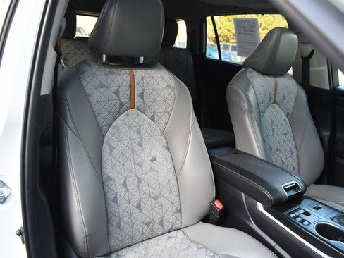 Certified 2023 Toyota Highlander Bronze Edition image 27