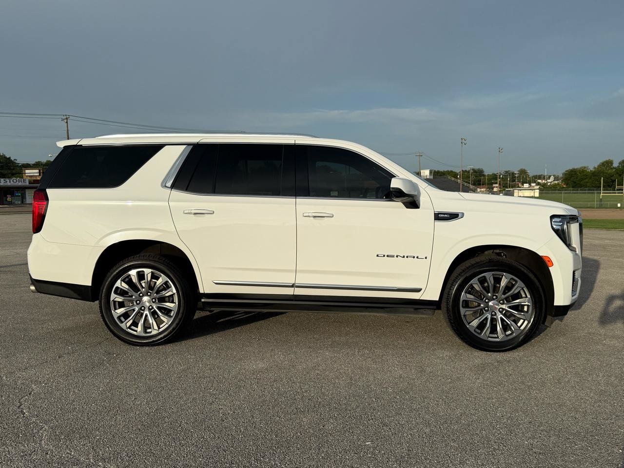 Used 2021 GMC Yukon Denali w/ Denali Premium Package AWD/4WD image 3