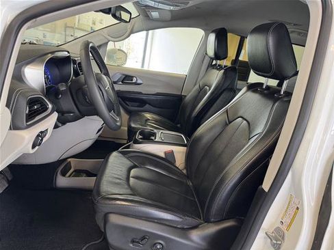 Used 2022 Chrysler Pacifica Touring-L AWD/4WD image 18