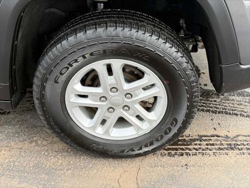 Certified 2023 Jeep Grand Cherokee Laredo w/ Luxury Tech Group I image 9