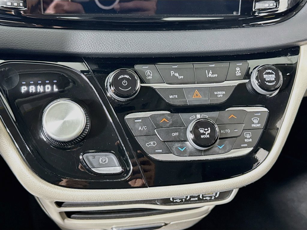 Used 2024 Chrysler Pacifica Touring-L FWD image 15
