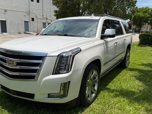 Used 2017 Cadillac Escalade ESV Premium Luxury AWD/4WD image 3