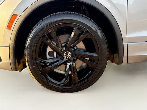 Used 2023 Volkswagen Tiguan SE R-Line image 42