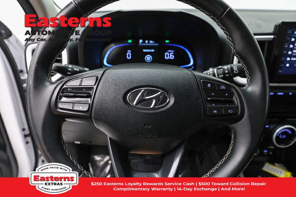 Used 2025 Hyundai Venue Limited FWD image 11
