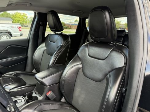 Used 2019 Jeep Cherokee Latitude Plus w/ Cold Weather Group image 10