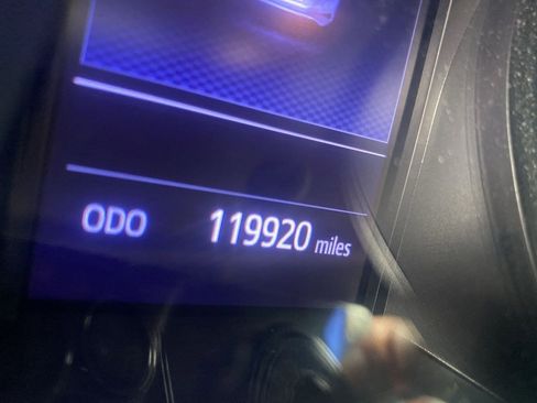 Used 2020 Toyota C-HR XLE image 2