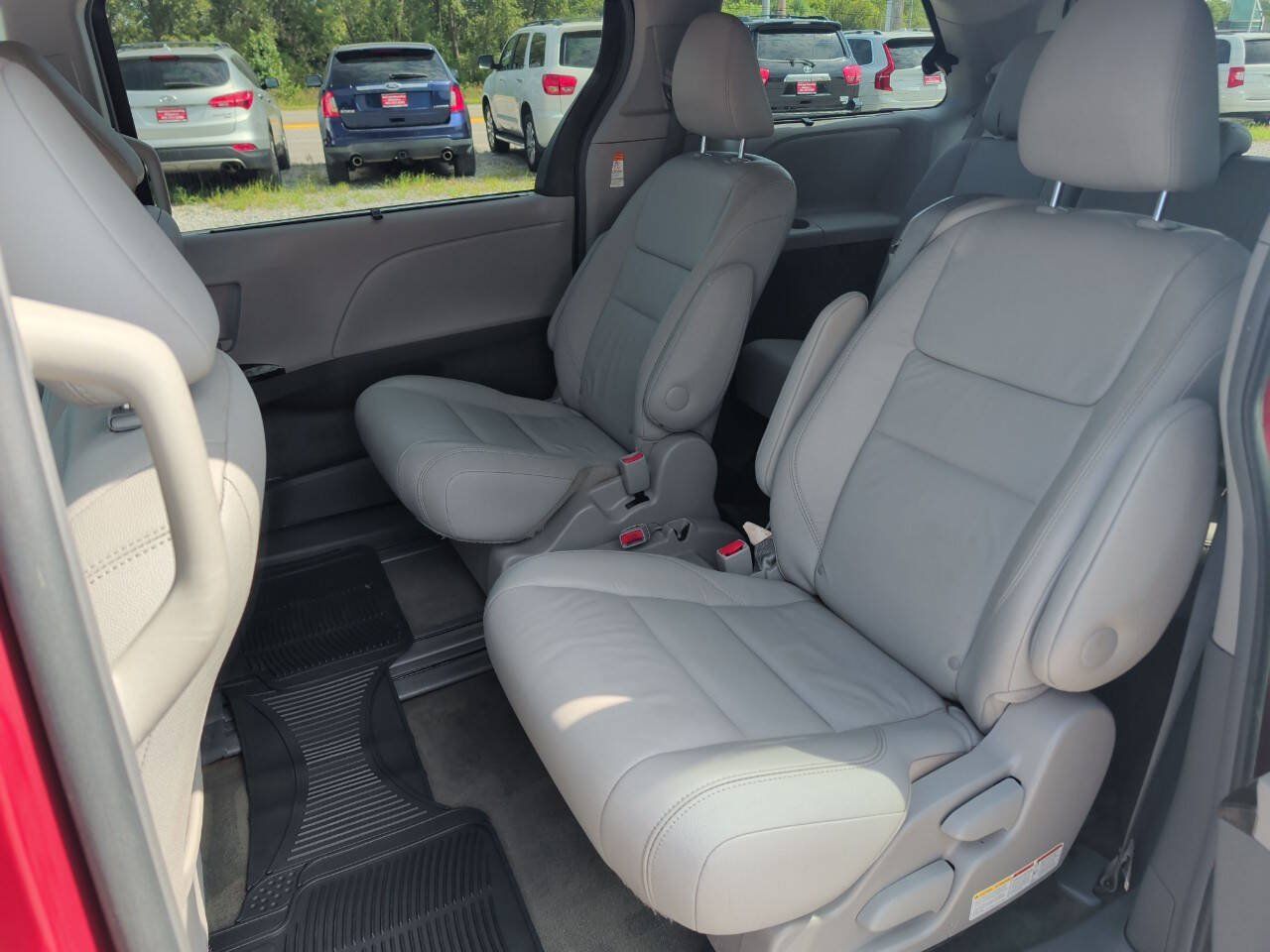 Used 2016 Toyota Sienna XLE w/ XLE Navigation Package FWD image 12