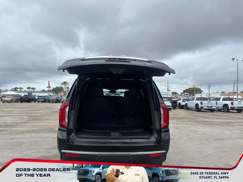 Used 2024 GMC Yukon SLT w/ SLT Luxury Package image 17
