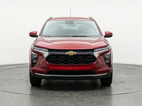 Used 2025 Chevrolet Trax LT FWD image 1