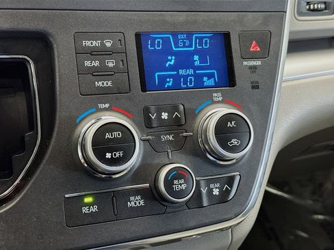 Used 2018 Toyota Sienna LE image 9