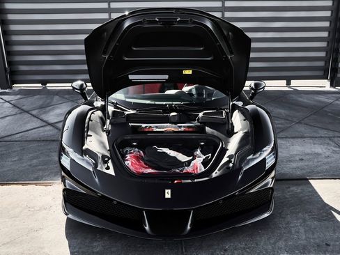 Used 2024 Ferrari SF90 Spider image 19