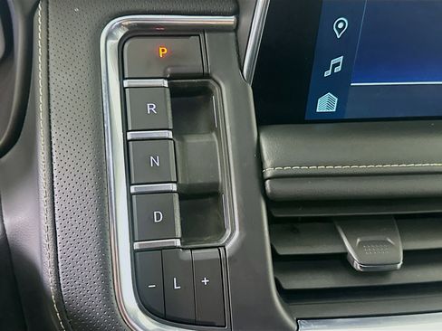 Used 2023 Chevrolet Suburban Premier image 24