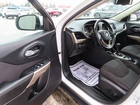 Used 2018 Jeep Cherokee Latitude w/ Comfort & Convenience Group image 16