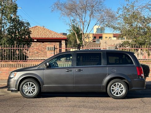 Used 2019 Dodge Grand Caravan SXT image 3