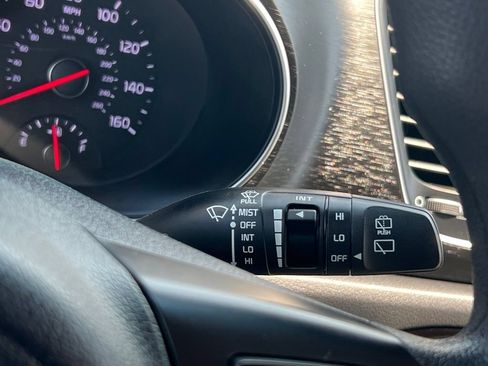 Used 2015 Kia Sedona LX w/ LX Convenience Package FWD image 31