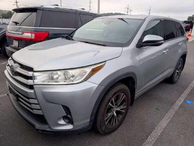 Used 2017 Toyota Highlander LE AWD/4WD image 3