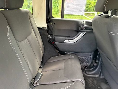Used 2017 Jeep Wrangler Unlimited Sahara AWD/4WD image 35