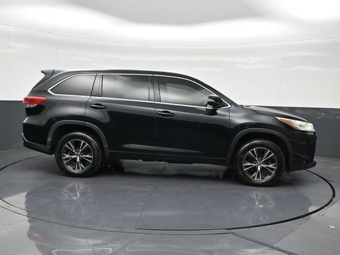 Used 2018 Toyota Highlander LE image 6