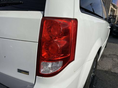 Used 2017 Dodge Grand Caravan SE FWD image 9