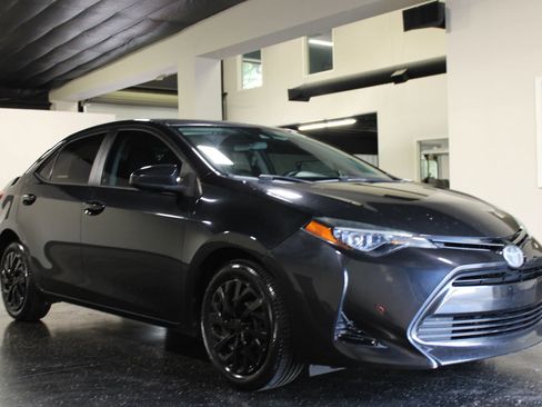 Used 2018 Toyota Corolla LE FWD image 32