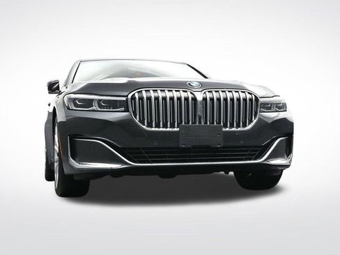 Used 2022 BMW 740i w/ Premium Package image 38