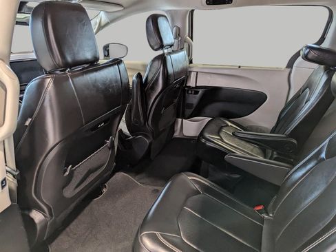Used 2024 Chrysler Pacifica Touring-L FWD image 18