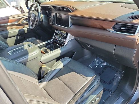 Used 2022 GMC Yukon XL Denali w/ Denali Premium Package image 17